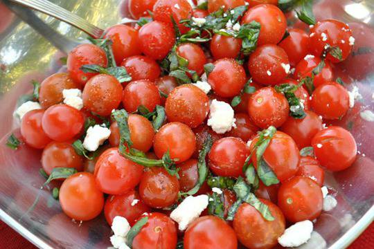 Салата от чери домати с фета сирене и босилек здравословно