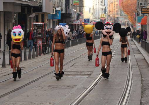 Румънеца и Енчев съблякоха група момичета насред есенна София