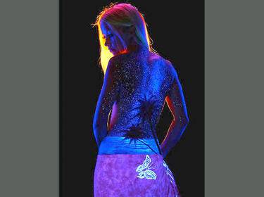 Невероятно Видео !Секси мацка се разходи в центъра на Ню Йорк само по татуси и грим