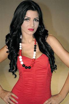 Скандални снимки с фолк певицата Дебора се появиха в интернет!