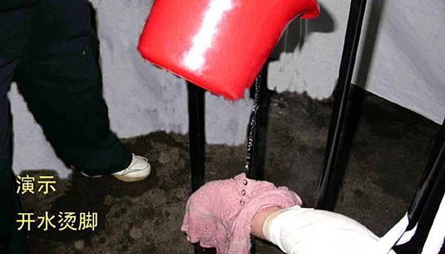 В Китай измъчват практикуващи Фалун Гонг с вряла вода
