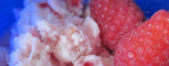 Домашно сладоледче с малинов сироп