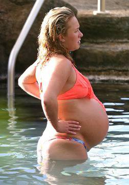 Годеницата на Кличко събра погледите на плажуващите в Хавай