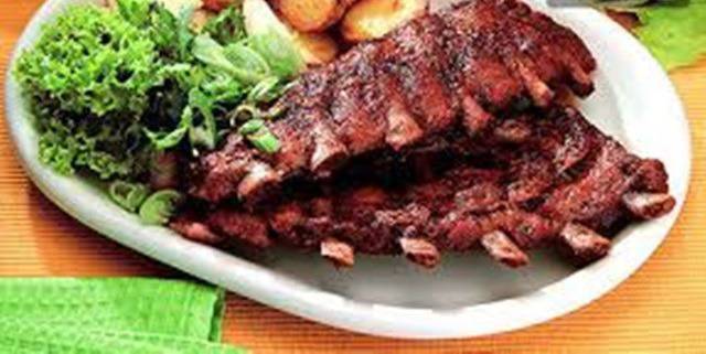 ВАРНА: Вкусни свински ребърца на барбекю с чаша хубаво вино по избор в ресторант