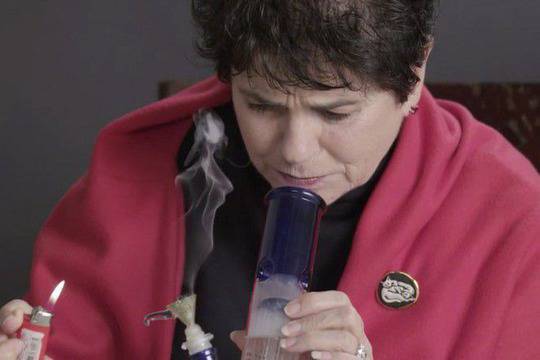 Три баби пробват марихуана за пръв път