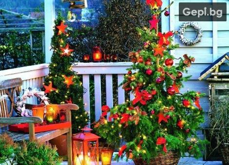 Красива изкуствена коледна елха със стойка!