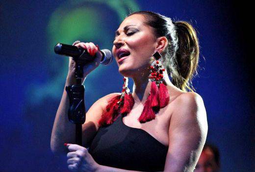 Цеца Величкович пя на частно парти на пастор Петров