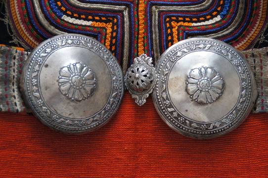 Автентични народни накити и носии подреждат в зала „Съединение“