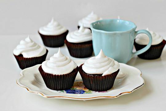 Шоколадови мъфини с белтъчен крем