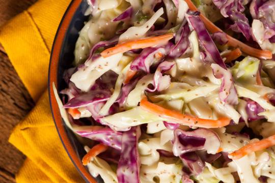 Салата от зеле с червено зеле, моркови и майонеза