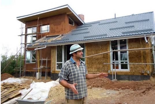 Къща от слама правят в пернишкото село Кладница