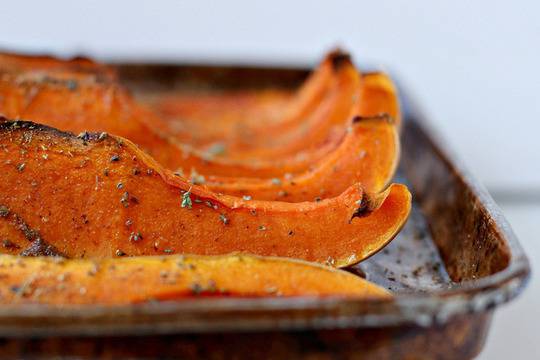 Печена тиква с масло и розмарин