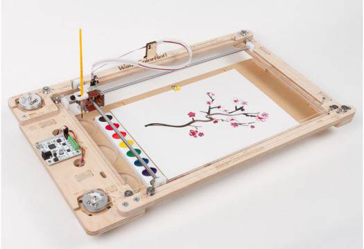 Робот художник рисува с акварел