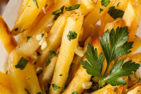 Пържени картофи с чесън и магданоз