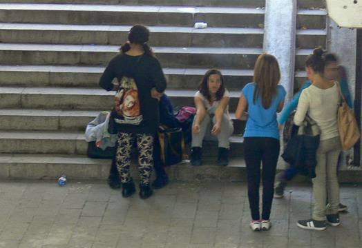 Потресаващо! Малолетни девойки припадат в училище след употреба на опиати!