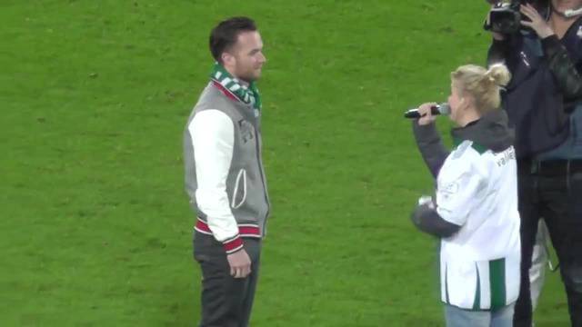 Мъж бяга от предложение за брак на футболен стадион