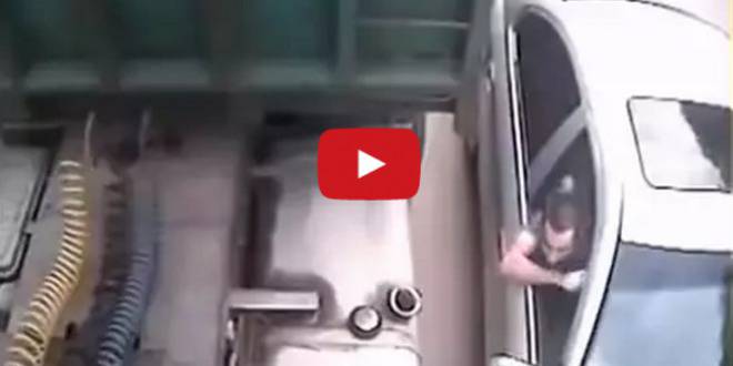 Ето вижте как се точи нафта в 21 век! Как ви се струва? (ВИДЕО)