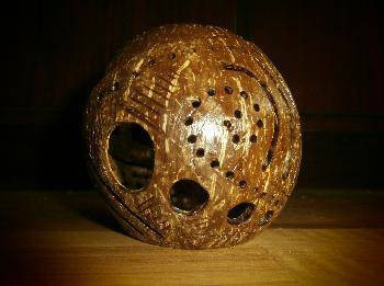 Свещник от кокосов орех