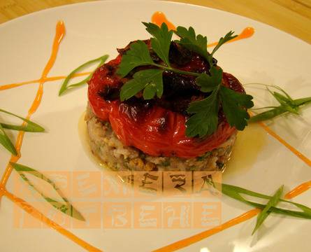 Салата от печен лук и орехи по габровски