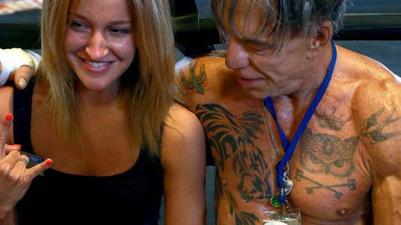 Путин венчава Мики Рурк