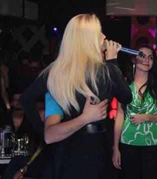 Отпусна му края! Цветелина Янева се сваля с фенове!