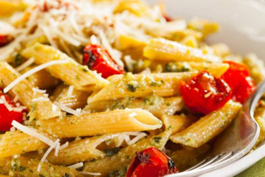 Пене с пармезан, песто и чери домати