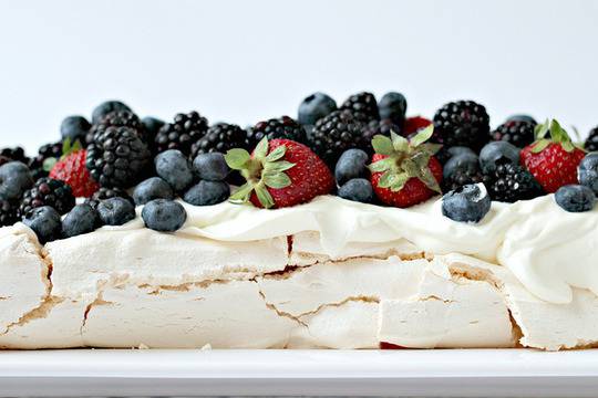 Торта „Павлова“ с горски плодове