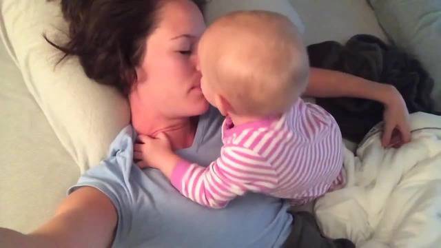 Какво се случва докато майката се опитва да заспи с бебето си..