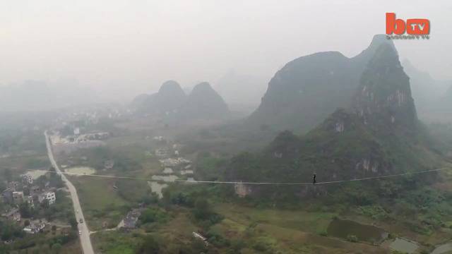 Световен рекорд по височинно ходене по въже – 375m височина