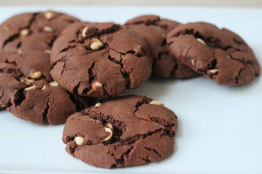 Напукани шоколадови бисквитки с парченца бял шоколад