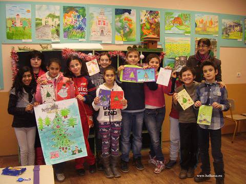 Огромна поздравителна картичка направиха учениците от НГПИ