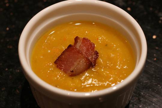 Крем супа от картофи с моркови и бекон