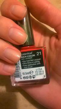 Мис Веси: Коледен маникюр в червено