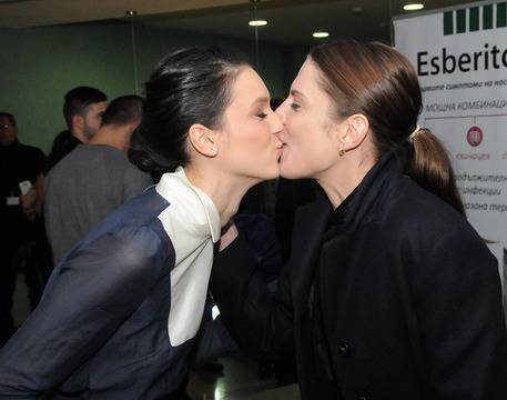 Теодора Духовникова пак скандализира! Този път се награби с ….