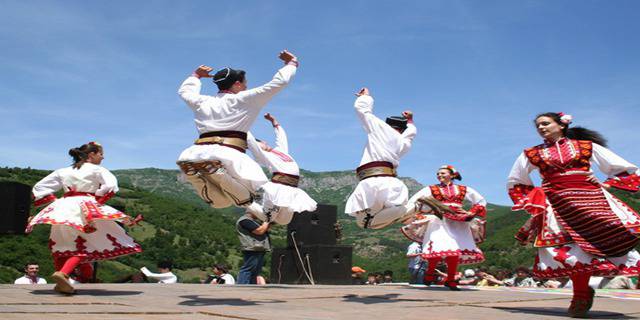 ВАРНА: Народни танци за начинаещи! Хванете се на хорото с 8 посещения на ТОП цена!