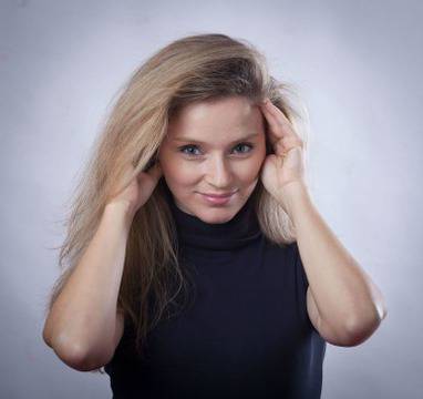 Станислава Димитрова – SUNNIE представя клипа на дебютното си поп парче „Действай“