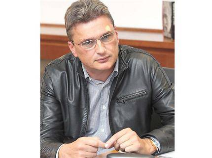 Свидетелят на прокуратурата Бисер Лазов ударно източва кредитирани от КТБ фирми