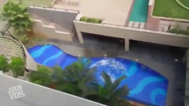 Супер скок в басейн от 1000 метра височина