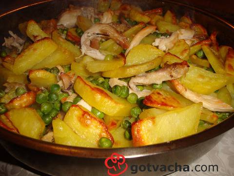 Картофи с грах и пиле на фурна
