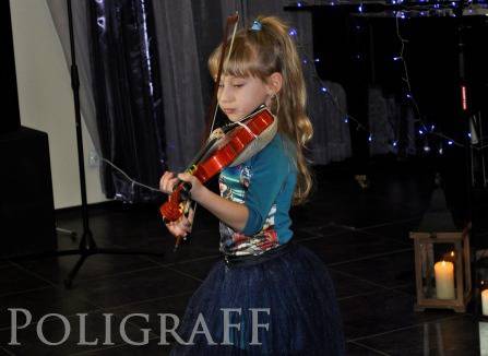 Детска академия дарява коледно щастие на деца в неравностойно положение