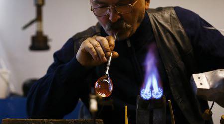 Фотогалерия: Как се правят коледни играчки от стъкло