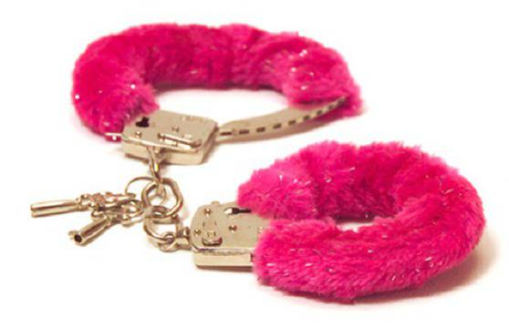 Жена заряза любовника си, вързан за легло в хотел