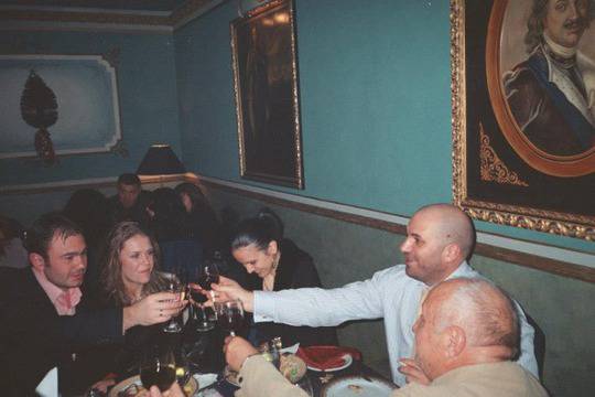 Главния секретар на МВР на софра със съден за престъпления