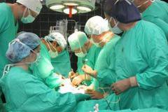 Пациентка говори с хирурзите по време на мозъчна операция