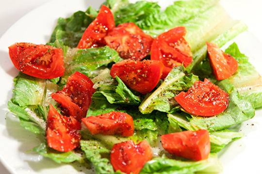 Зелена салата с домати и риган здравословно