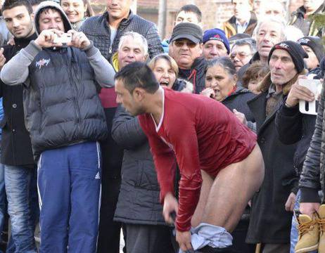 Циганин си го развя при ваденето на кръста в Първомай (снимки 18+)