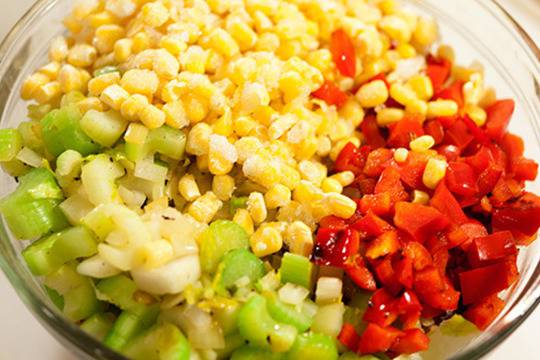 Салата от царевица с чушки и домати