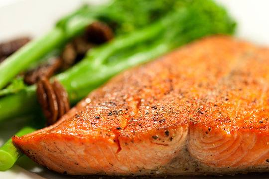 Печена сьомга с мед и розмарин