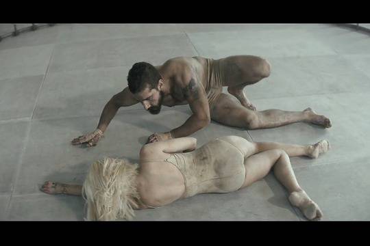 Шая Лабъф в клетка с танцьорката на Сия