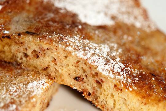 Пържени филийки с пудра захар и канела